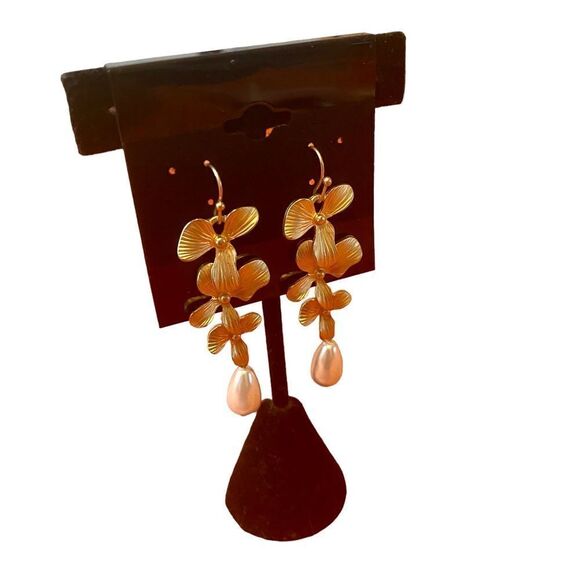 Beautiful 3 tiered brushed gold & faux Pearl drop earrings. - Picture 2 of 5